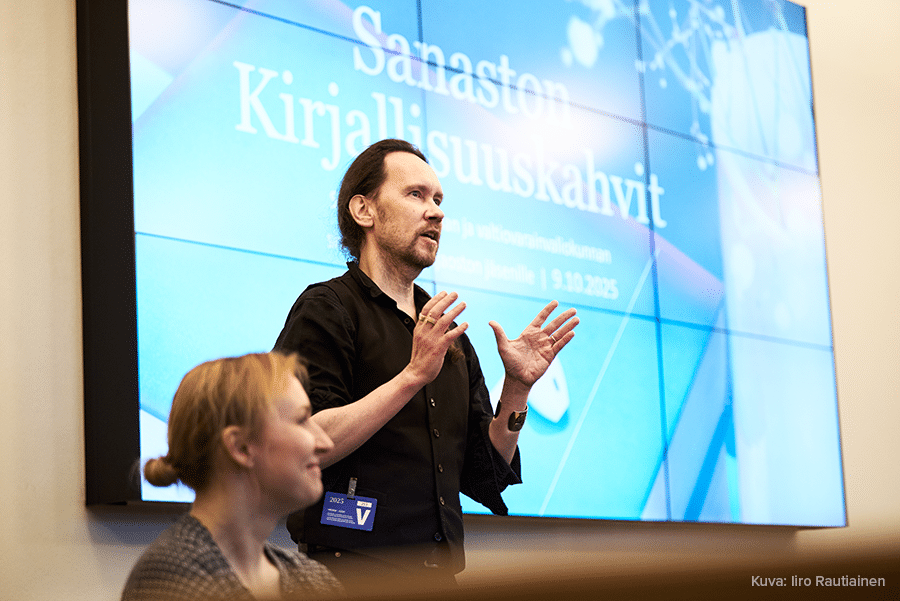 Kirjailija Tiina Raevaara ja kirjailija JP Koskinen
